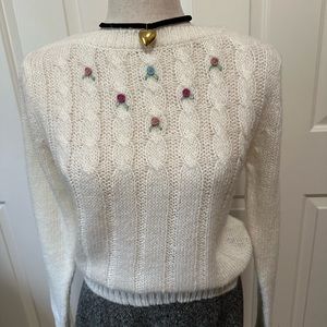 Vintage 90’s | Hand knit Cable Knit sweater with Flowers | Color: white